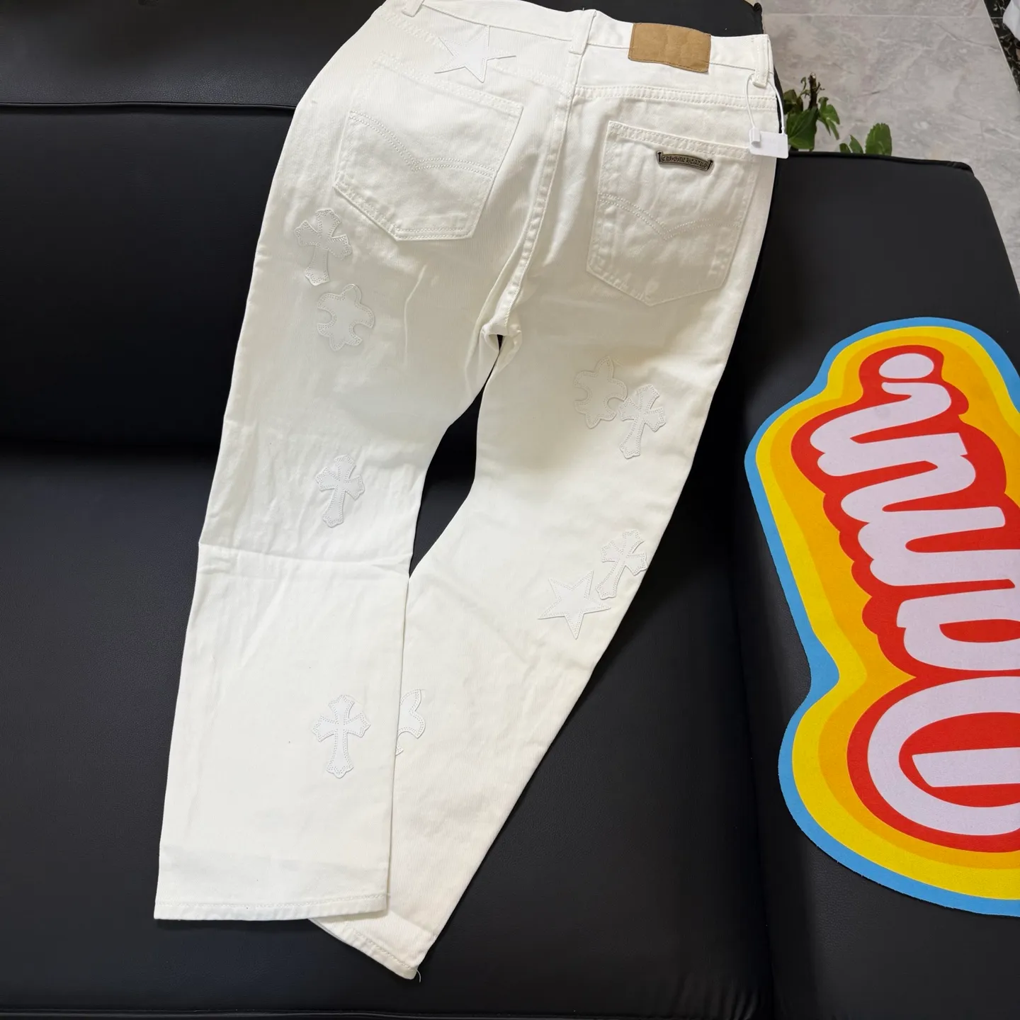 P280 Style number: D345 Chrome Hearts Chrome Hearts Star Series White Bull King Size: 28, 30, 32, 34 (S-XL) Color: White Size reference: Pants length 100 102 104 106 106 Waist 72 76 80 84 88 Recommended weight S (about 110 pounds) M (about 140 pounds) L (about 140 pounds) XL (around 165)